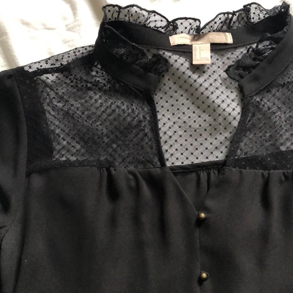 🌟 Ruffle and Mesh Blouse with Contrast Buttons - Picture 2 of 4
